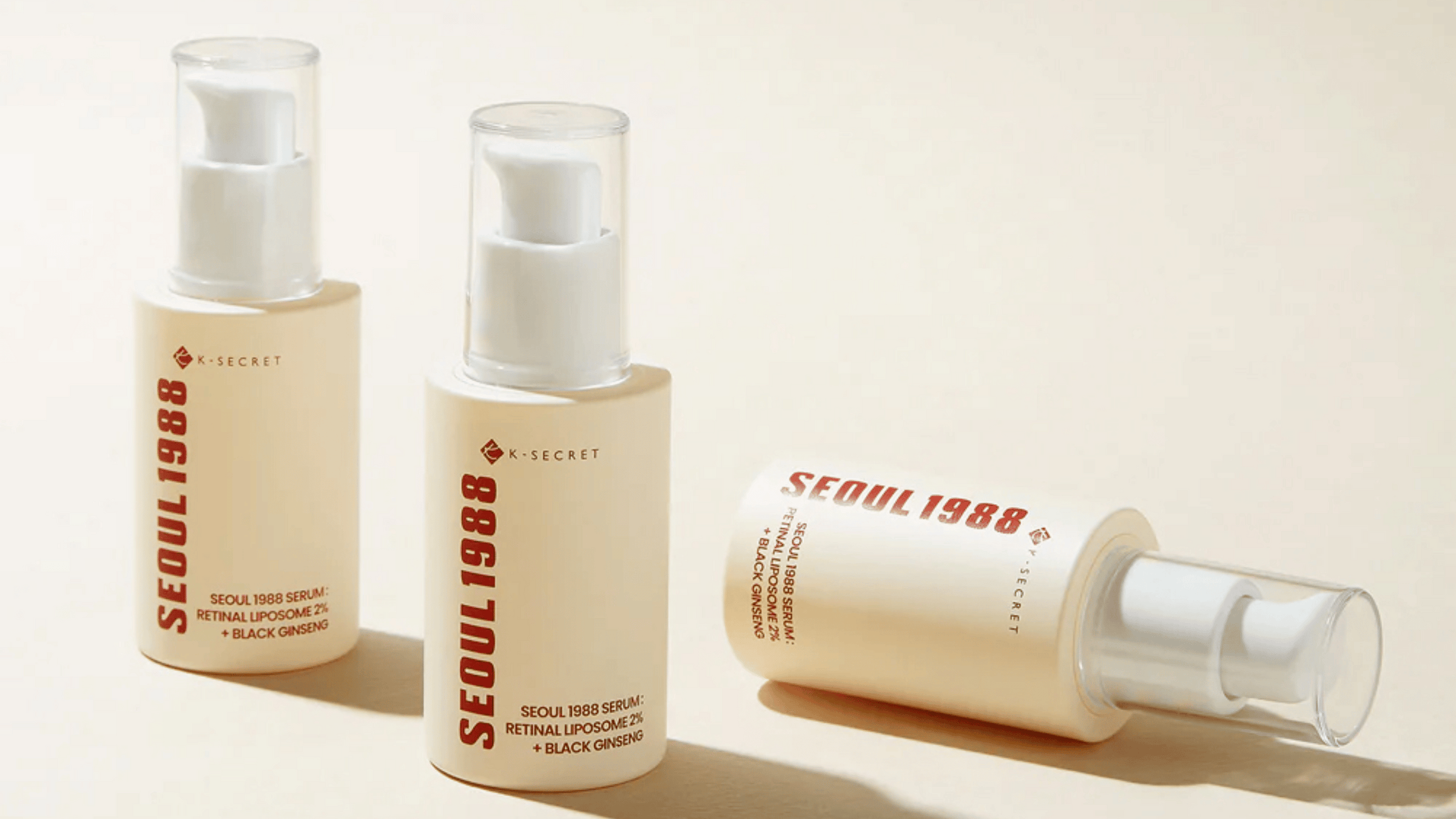 Seoul 1988 Serum från K-Secret med 2 % Retinal Liposome och svart ginseng i eleganta pumpflaskor, idealisk för anti-age och hudförnyelse.