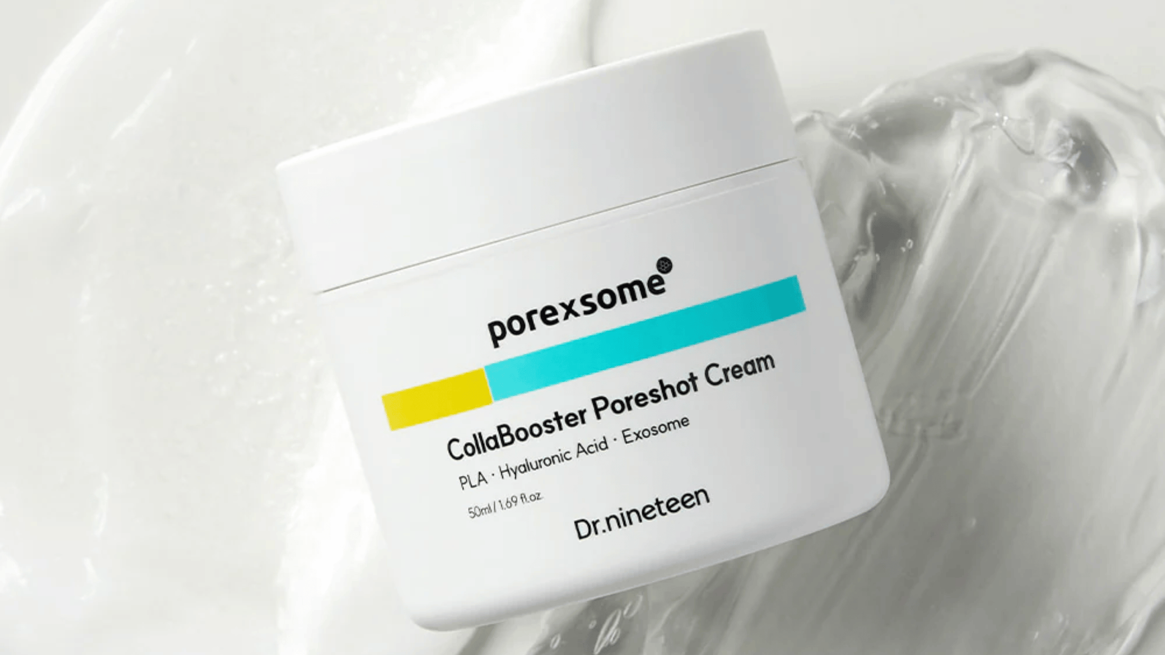 Dr.nineteen Porexsome CollaBooster Poreshot Cream i vit burk mot en blank, geléliknande bakgrund. En återfuktande och porförfinande kräm med hyaluronsyra och exosomer.