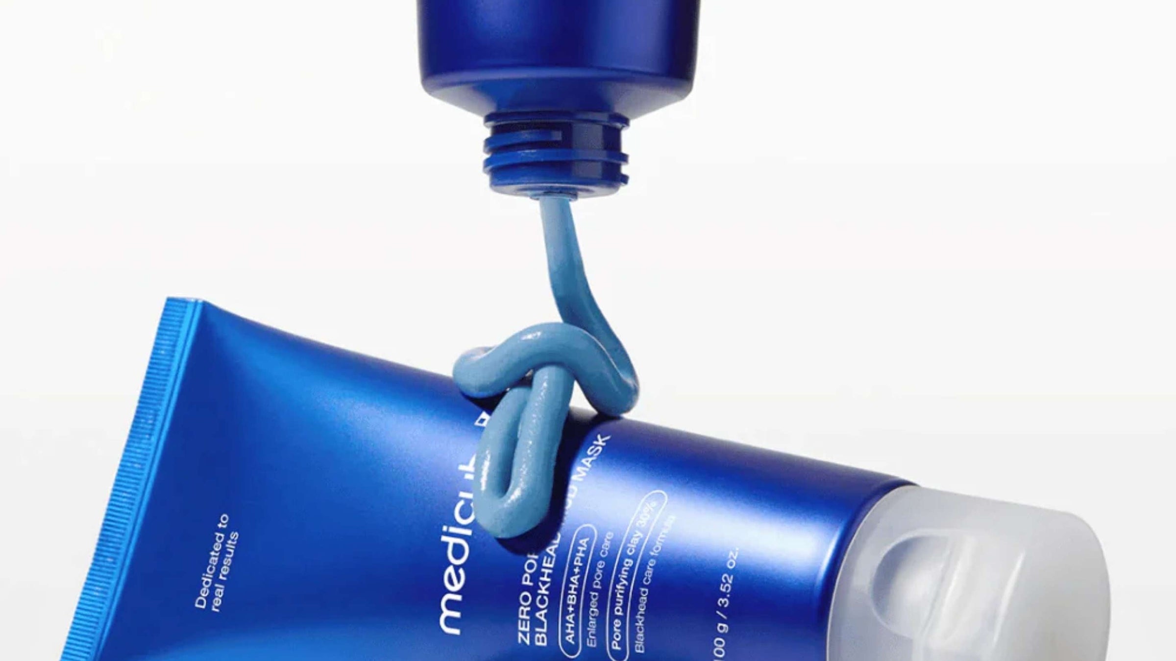 COSRX "BHA Blackhead Power Liquid" är en exfolierande vätska som bekämpar svarta prickar, renar porer och återfuktar huden. Den kommer i en transparent flaska med svart etikett.