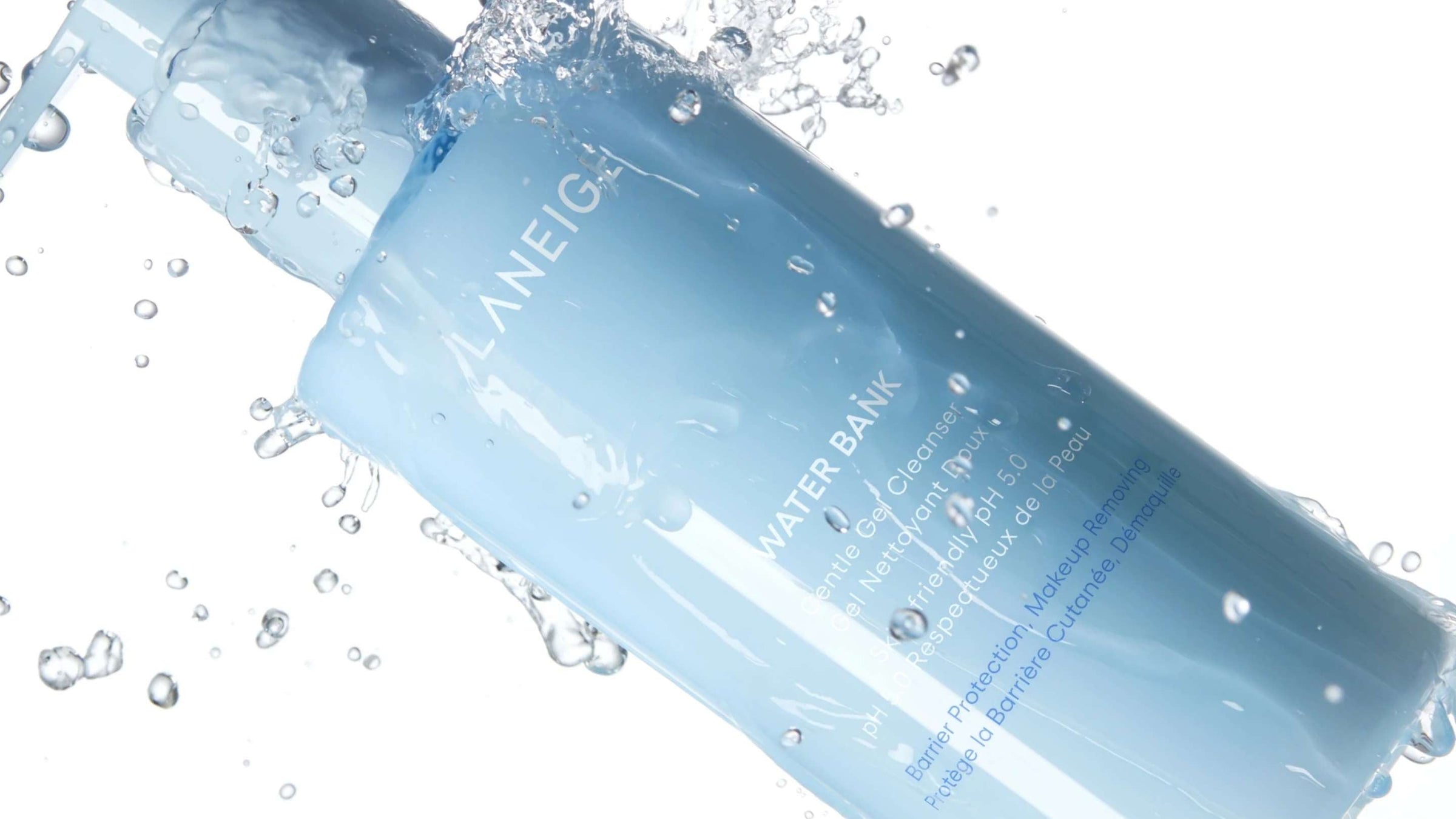 En stilren produktbild på Biodance Collagen Cleansing Oil i rosa transparent flaska mot ljus bakgrund med oljedroppar.