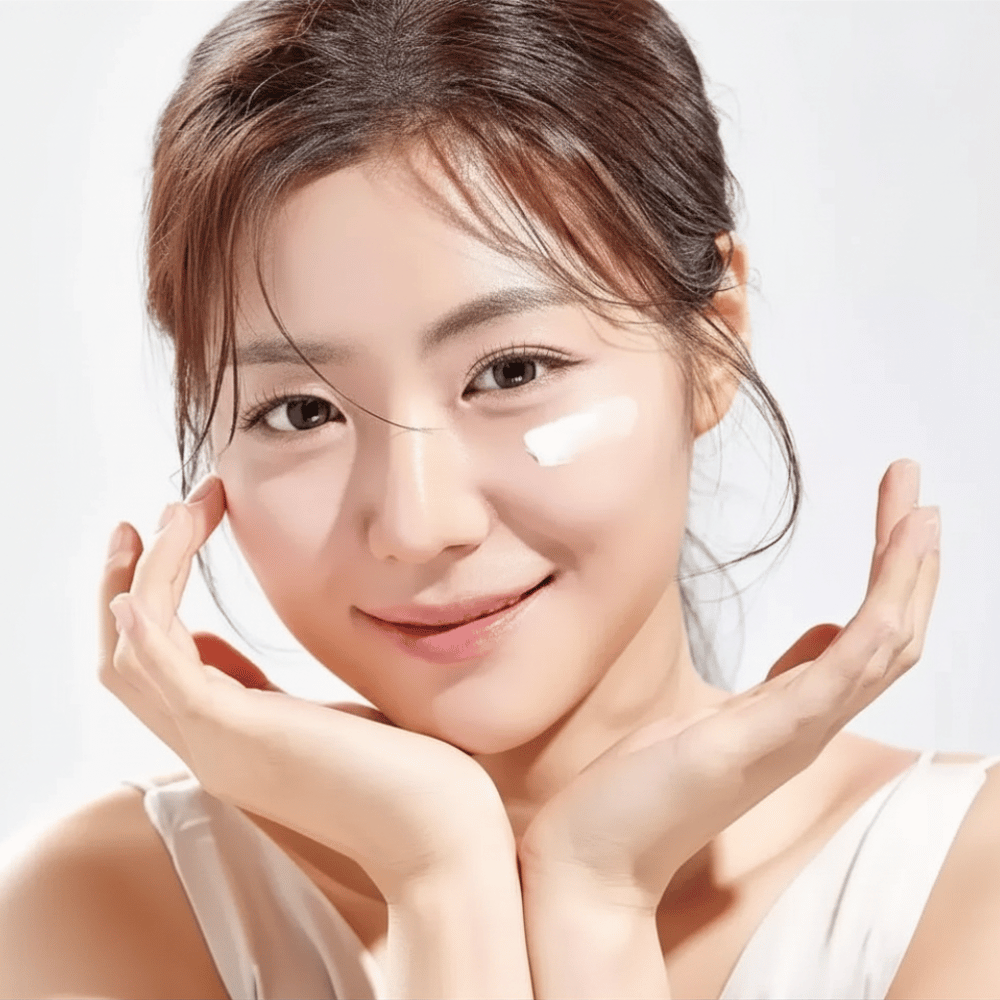 Donna applica Round Lab 1025 Dokdo Eye Cream sotto gli occhi per idratazione, luminosità e un incarnato più uniforme