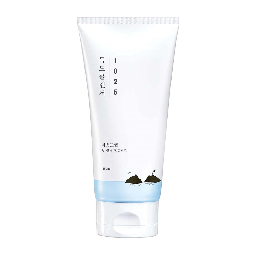 Round Lab 1025 Dokdo Cleanser in tubo bianco con base blu e stampa nera, isolato su sfondo bianco.