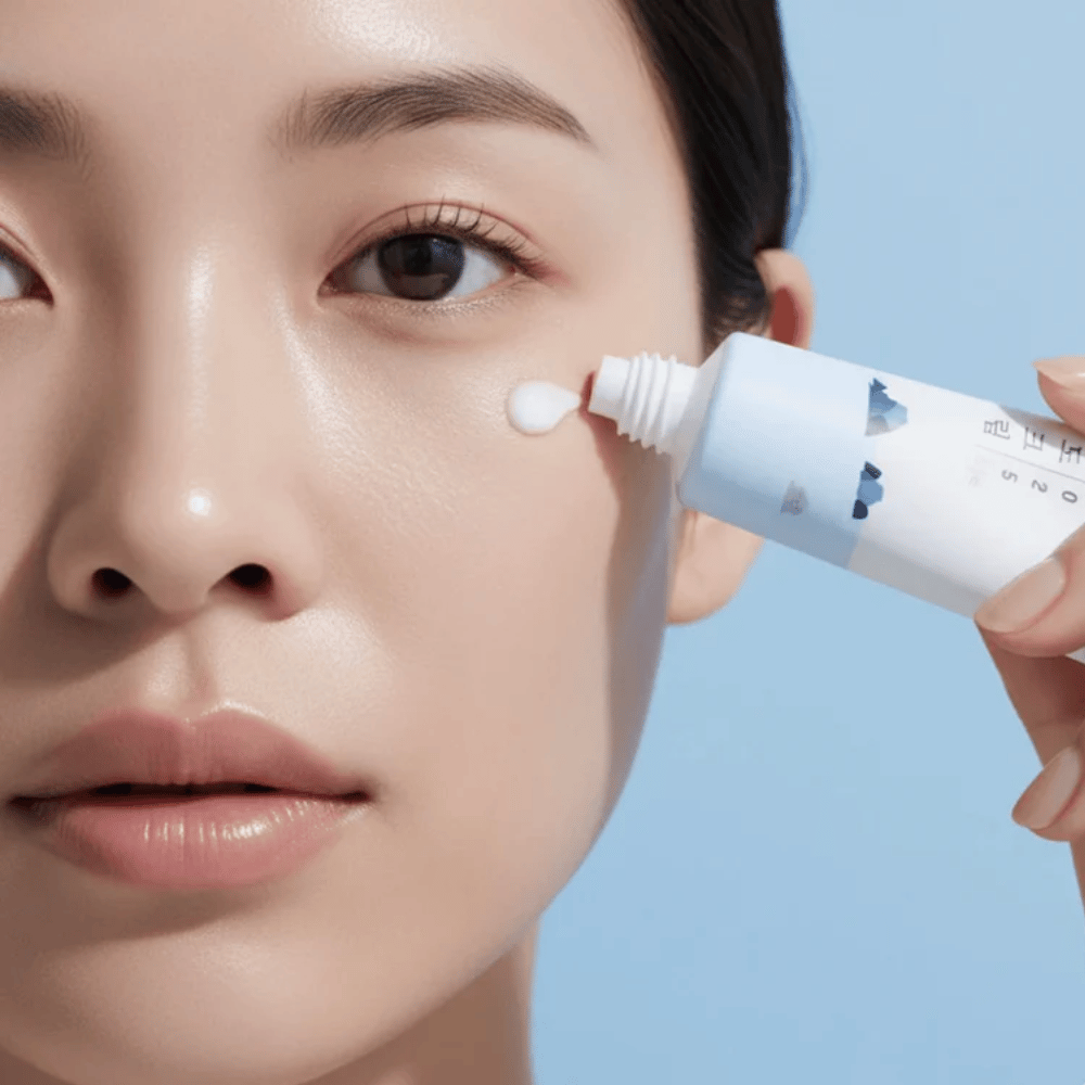 Round Lab 1025 Dokdo Eye Cream applicato sulla pelle sotto l'occhio, contorno occhi  idratante che dona una pelle più morbida e riduce le linee sottili
