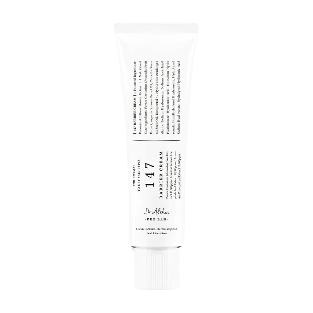 L'immagine mostra un tubo di "147 Barrier Cream" di Dr. Althea. La confezione è semplice ed elegante con una base bianca e testo nero. Il testo sul tubo fornisce informazioni sul prodotto, inclusa la sua funzione come crema barriera, e menziona che è una formula pura, ispirata dermatologicamente e destinata alla "liberazione cellulare". Sembra essere un prodotto per la cura della pelle progettato per rafforzare la barriera protettiva naturale della pelle.