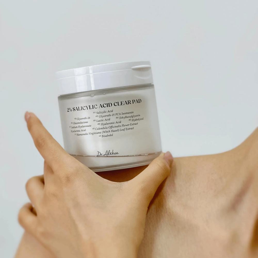 Dr. Althea 2% Salicylic Acid Clear Pad tenuto in mano. Dischetti tonici con 2% di acido salicilico che esfoliano delicatamente, leniscono la pelle e migliorano la struttura della pelle.
