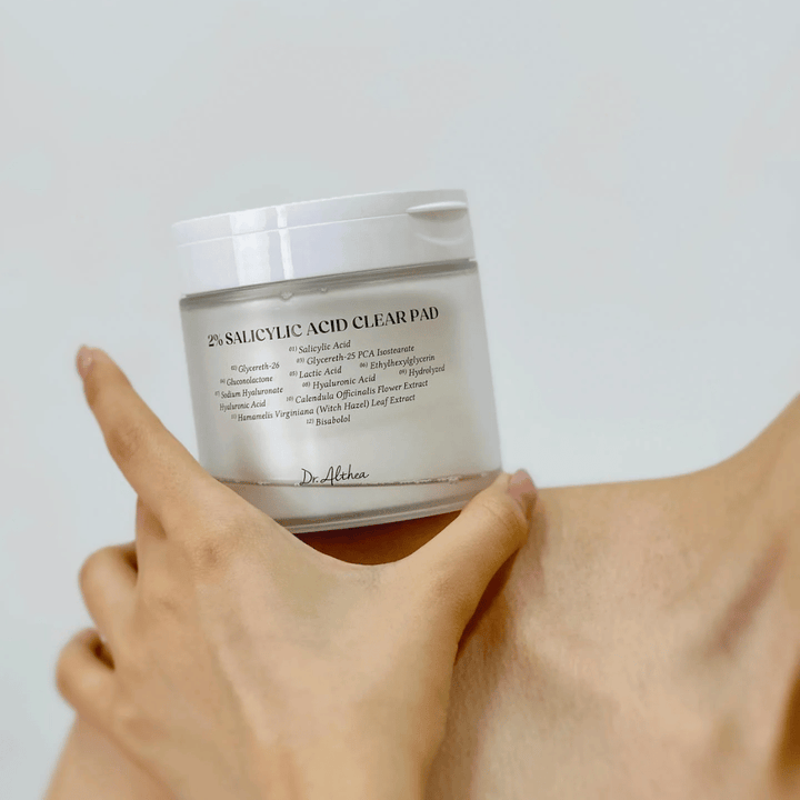 Dr. Althea 2% Salicylic Acid Clear Pad tenuto in mano. Dischetti tonici con 2% di acido salicilico che esfoliano delicatamente, leniscono la pelle e migliorano la struttura della pelle.