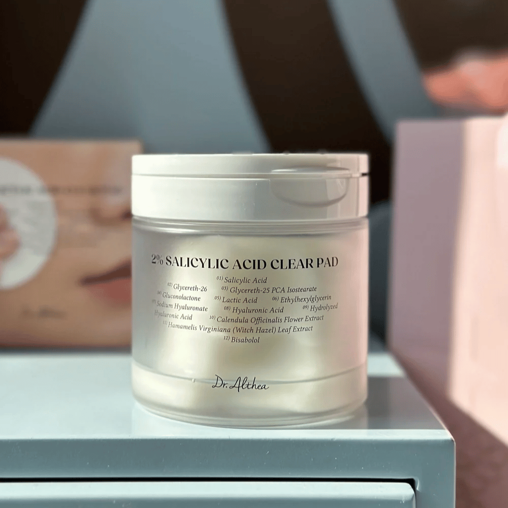 Dr. Althea 2% Salicylic Acid Clear Pad barattolo su scaffale. Pads esfolianti coreani con acido salicilico, PHA e acido ialuronico per pelle impura e pori ostruiti.