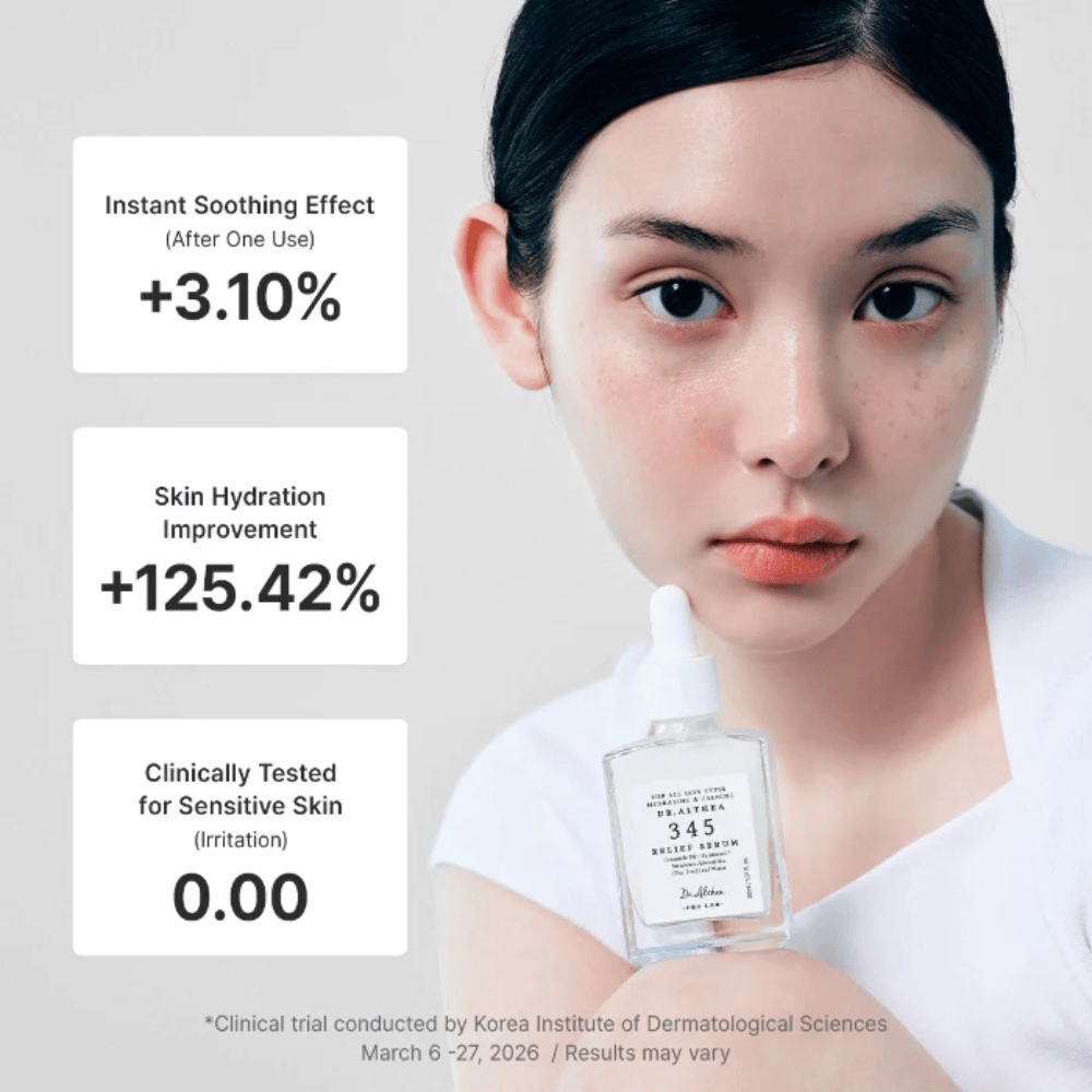 La modella tiene in mano Dr. Althea 345 Relief Serum – siero lenitivo per pelli sensibili che idrata e rafforza la barriera cutanea.