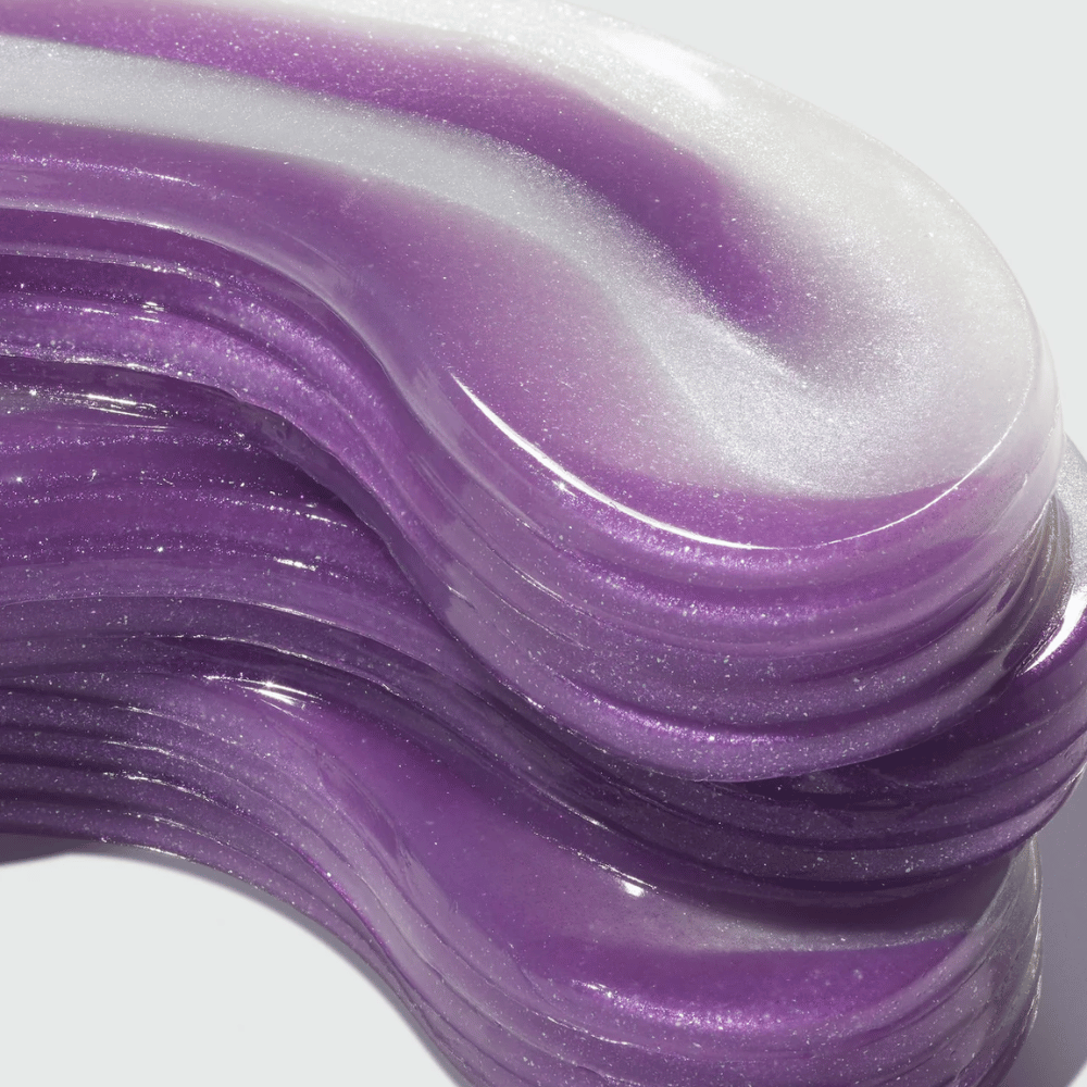 Primo piano del multistrato di idrogel in 360° Shot PDRN Glowing Eye Patch che illustra la struttura che trattiene l'umidità e la formula che dona elasticità.