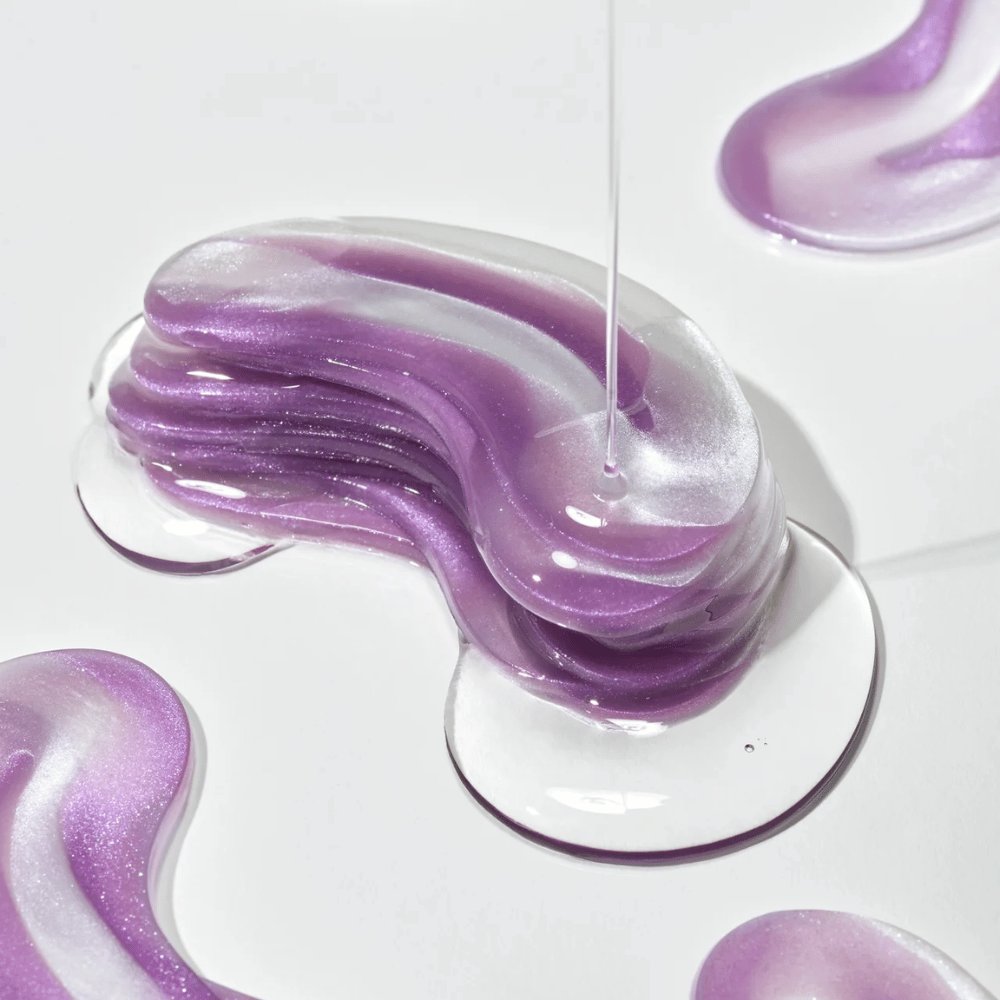 Texture di idrogel viola da 360° Shot PDRN Glowing Eye Patch con strati scintillanti che mostrano la consistenza idratante e illuminante per l'area degli occhi.