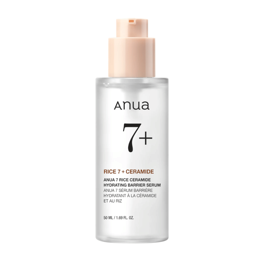 Una bottiglia di "Anua 7+ Rice Ceramide Hydrating Barrier Serum" con un design chiaro e minimalista. La confezione è trasparente con una pompa rosa chiaro e contiene 50 ml di siero arricchito con riso e ceramidi per idratare e rafforzare la barriera cutanea.