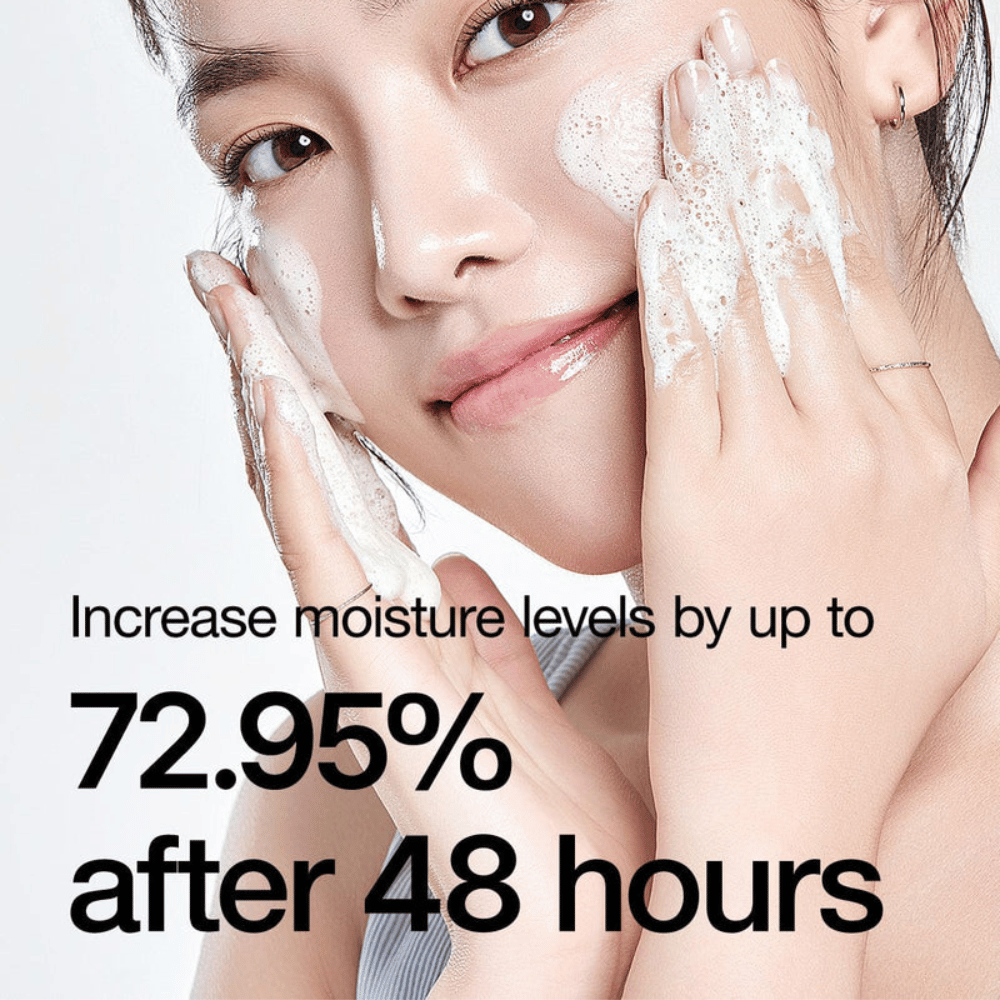 
Anua 8 Hyaluronic Acid Hydrating Gentle Foaming Cleanser è un prodotto detergente delicato che combina otto diversi acidi ialuronici per fornire un'idratazione intensa e idratare la pelle. Questa crema detergente crea una schiuma ricca e morbida che rimuove efficacemente sporco e trucco senza seccare la pelle. Test clinici dimostrano che può aumentare i livelli di umidità fino al 72,95% dopo 48 ore, rendendola ideale per pelli secche e sensibili. 