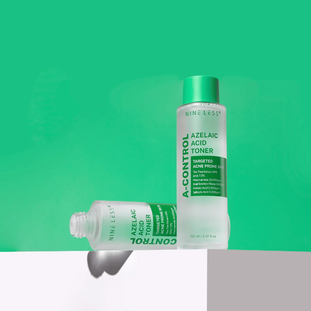 Due bottiglie di Nine Less A-Control Azelaic Acid Toner posizionate su sfondo verde, una in piedi e una sdraiata.