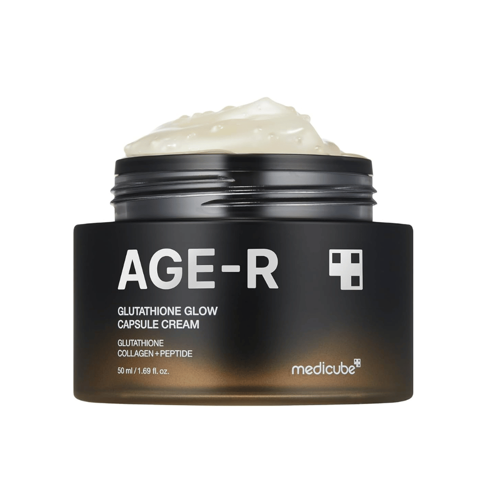 Barattolo di Medicube Age-R Glutathione Glow Capsule Cream, una crema che contiene glutatione, collagene e peptidi. Il prodotto è progettato per dare luminosità alla pelle e migliorare l'elasticità. La consistenza morbida della crema è visibile nel barattolo.