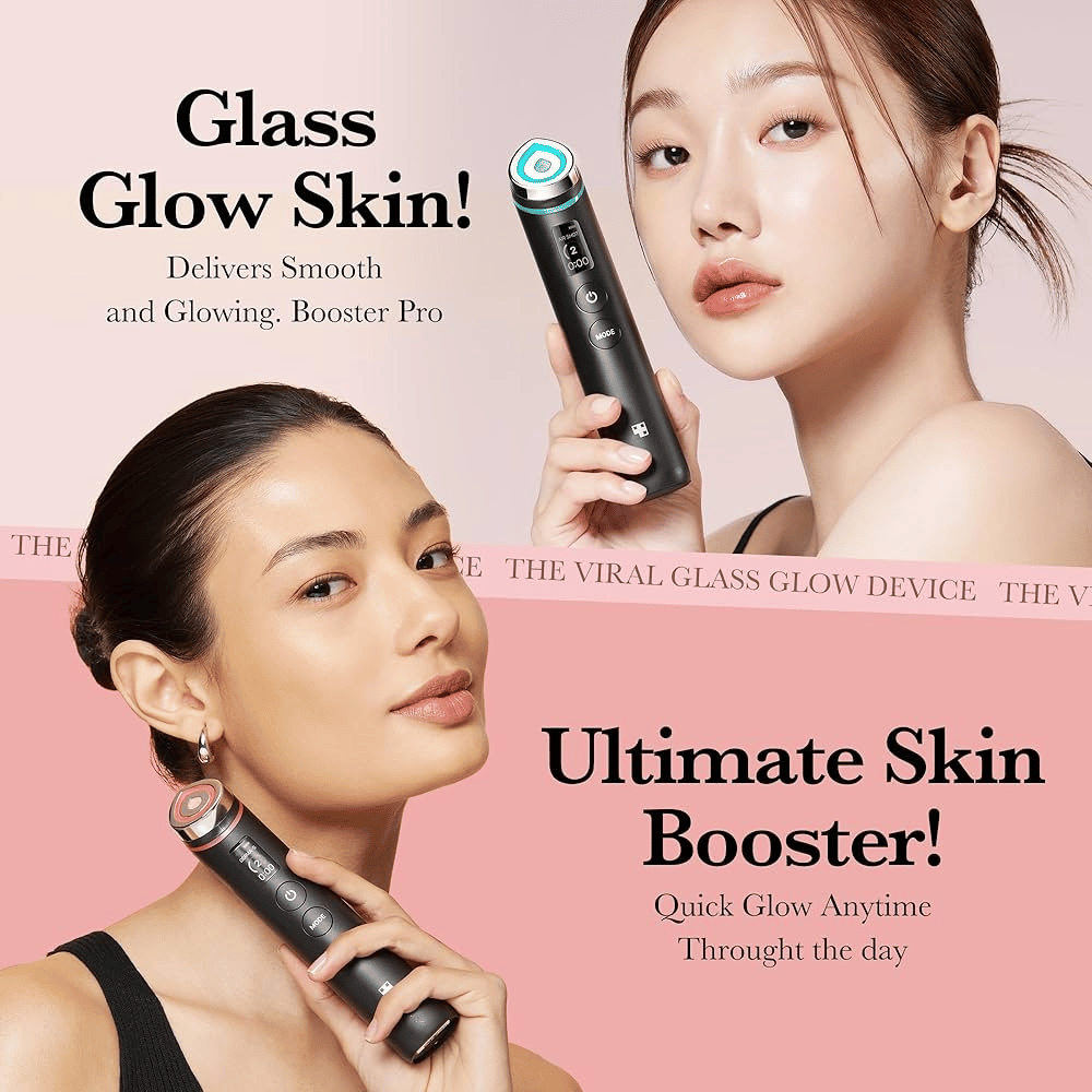 Due modelli tengono in mano Medicube Age-R Booster Pro, un dispositivo pubblicizzato come "Glass Glow Skin" e "Ultimate Skin Booster". Si dice che il prodotto fornisca un effetto glow rapido e una pelle più uniforme per tutto il giorno.