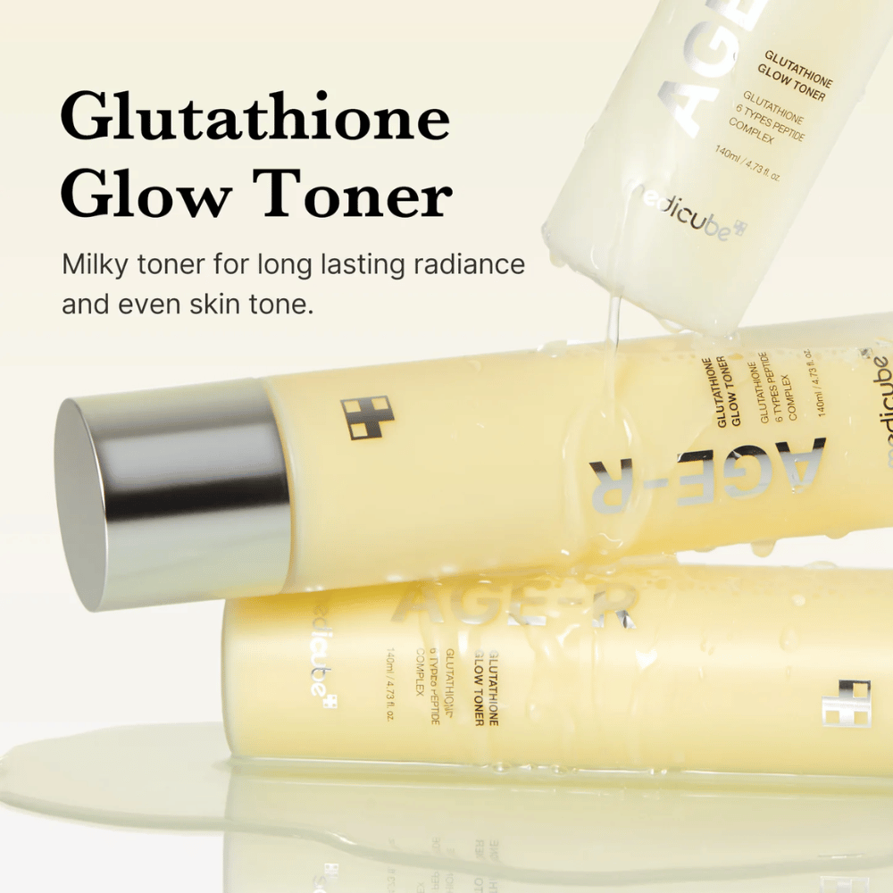 Medicube Age-R Glutathione Glow Toner è mostrato in una bottiglia gialla. Il prodotto è descritto come un tonico viso lattiginoso che dona luminosità duratura e un tono uniforme alla pelle. Il toner contiene glutatione e un complesso peptidico per migliorare l'aspetto e la struttura della pelle.