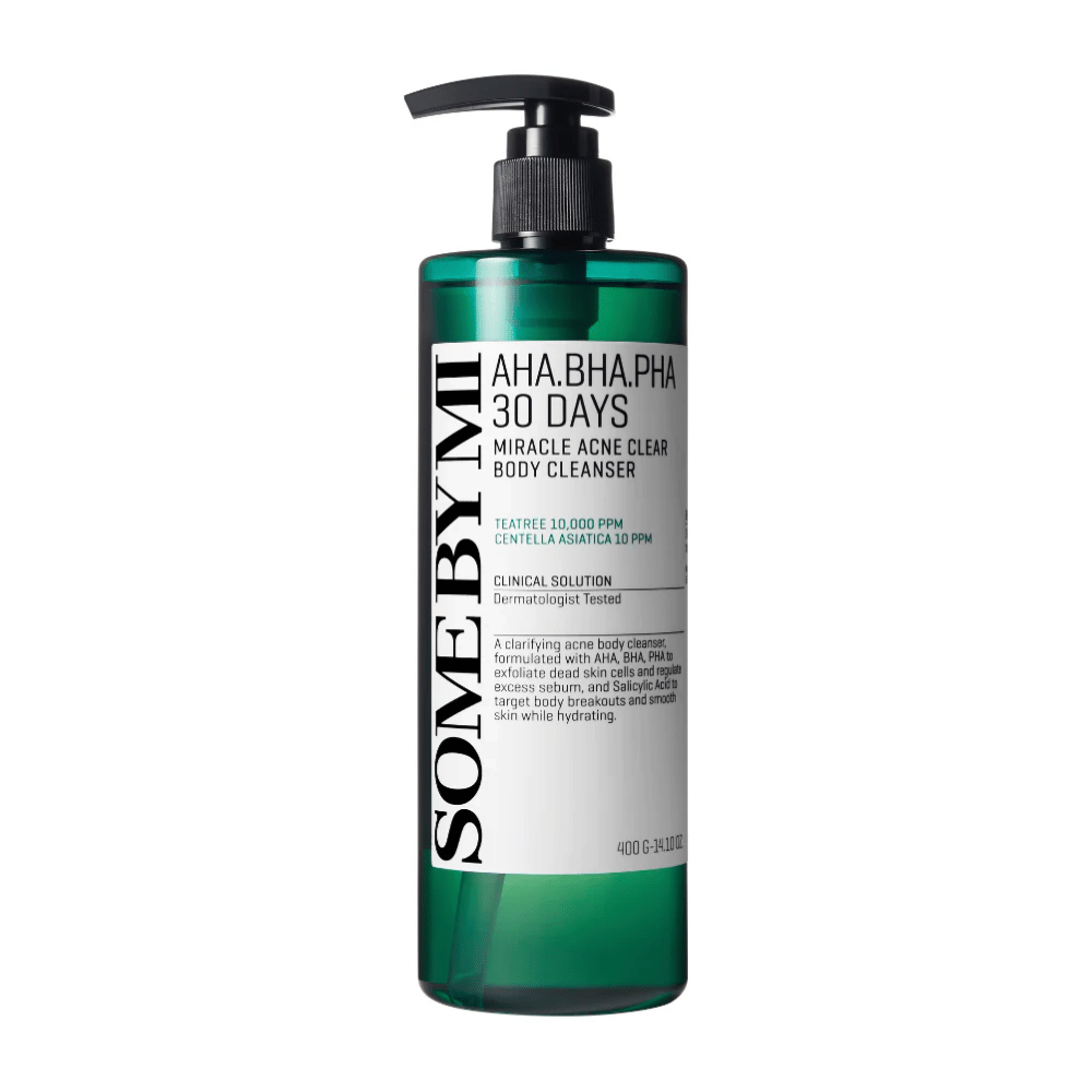 Bottiglia con SOME BY MI AHA.BHA.PHA 30 Days Miracle Acne Clear Body Cleanser. La bottiglia è verde con una pompa nera e un'etichetta bianca che descrive gli ingredienti e le funzioni del prodotto, inclusi AHA, BHA e PHA per l'esfoliazione e il trattamento dell'acne. Lo sfondo è bianco.