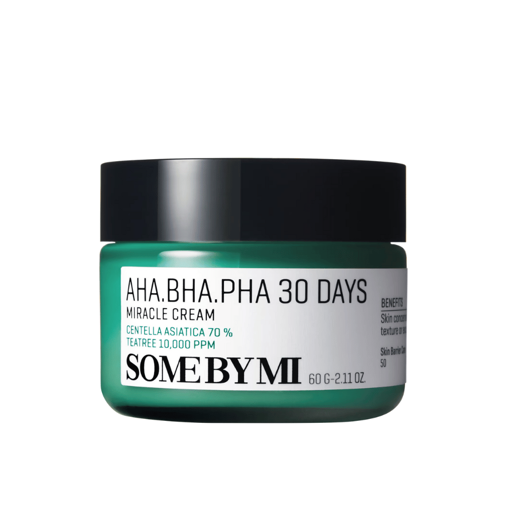Un barattolo di "SOME BY MI AHA, BHA, PHA 30 Days Miracle Cream". Questa crema per la pelle contiene il 70% di centella asiatica e 10.000 PPM di olio di tea tree, progettata per lenire e idratare la pelle combattendo allo stesso tempo problemi cutanei come l'acne. Il barattolo è progettato in un colore verde distintivo con un coperchio nero.