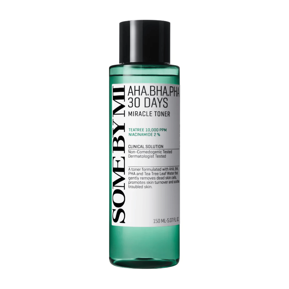 Una bottiglia verde di "SOME BY MI AHA, BHA, PHA 30 Days Miracle Toner" con 150 ml di contenuto. Il prodotto, che contiene estratto di albero del tè e niacinamide, è sviluppato per rimuovere delicatamente le cellule morte della pelle, promuovere il rinnovamento della pelle e calmare la pelle problematica.