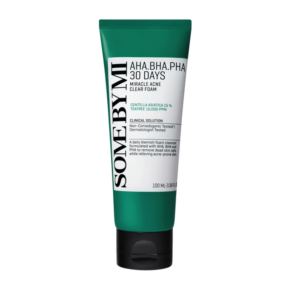 Un tubo di "SOME BY MI AHA, BHA, PHA 30 Days Miracle Acne Clear Foam". Il prodotto contiene centella asiatica e olio di tea tree, progettato per trattare l'acne e purificare la pelle. Il tubo è da 100 ml ed è dermatologicamente testato per garantire sicurezza ed efficacia.
