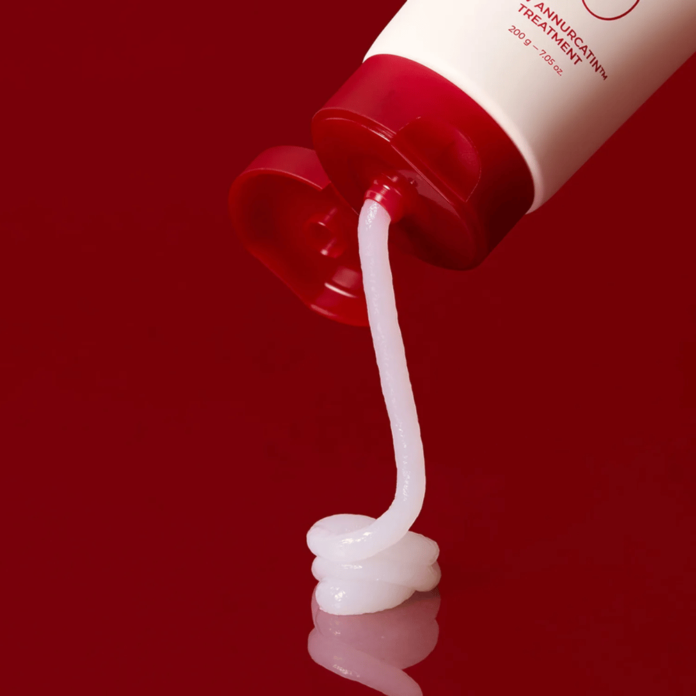Consistenza cremosa di MOEV Annurcatin Treatment – formula ricca che avvolge ogni ciocca di capelli con umidità e nutrimento per capelli setosi e forti.