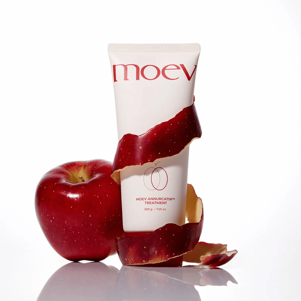 MOEV Annurcatin Treatment insieme a mele rosse – simboleggia la forza naturale della mela Annurca che nutre e protegge i capelli in profondità.