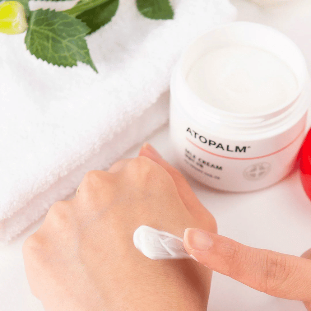 ATOPALM MLE Cream consistenza – crema ricca ma facilmente assorbibile che si applica sulla pelle per un'idratazione intensa e un trattamento rinforzante per la pelle sensibile e secca.