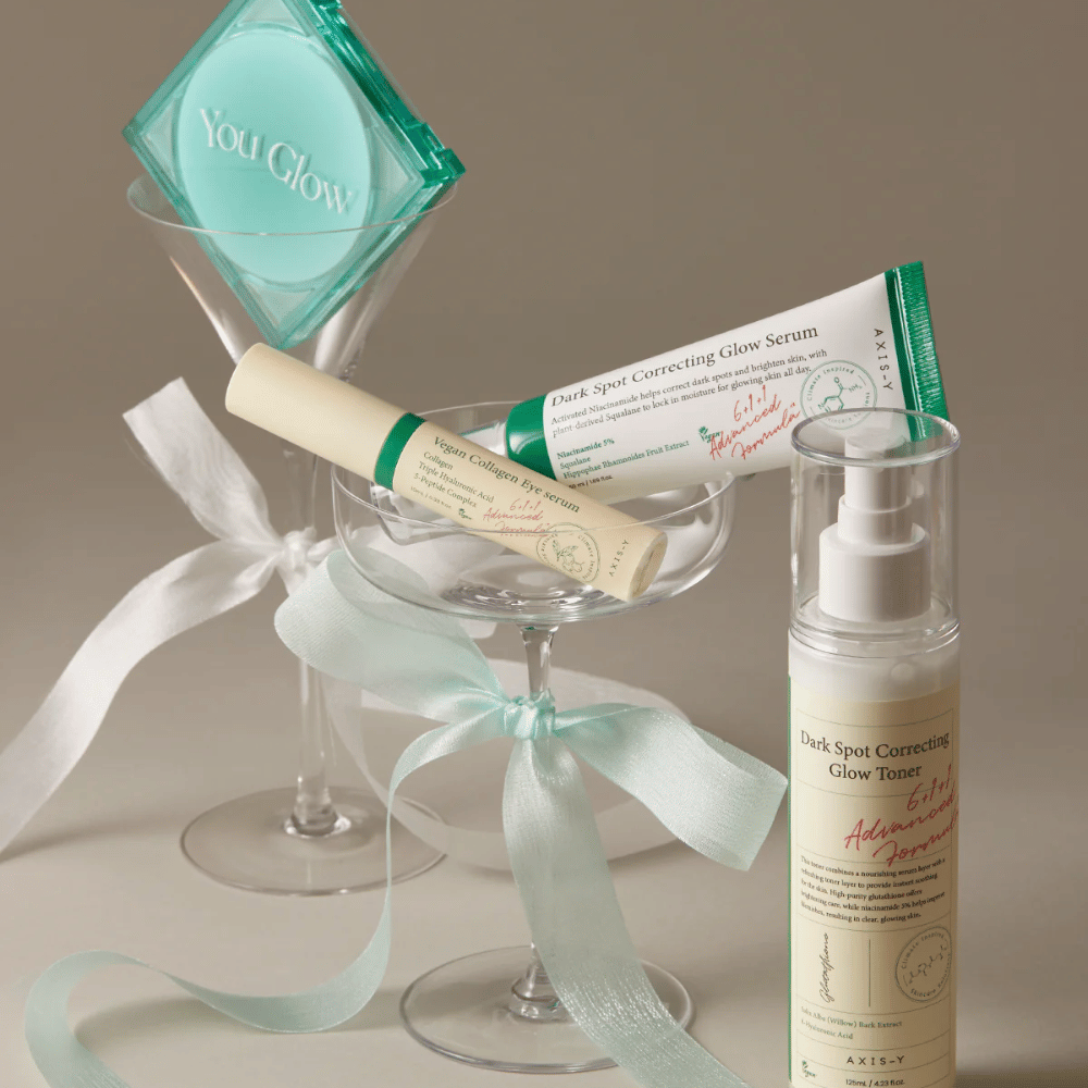 Immagine del kit di cura della pelle di AXIS-Y con siero per gli occhi, siero e tonico viso – elegantemente posizionati in bicchieri da cocktail con nastri di seta, perfetto per una presentazione regalo di lusso.