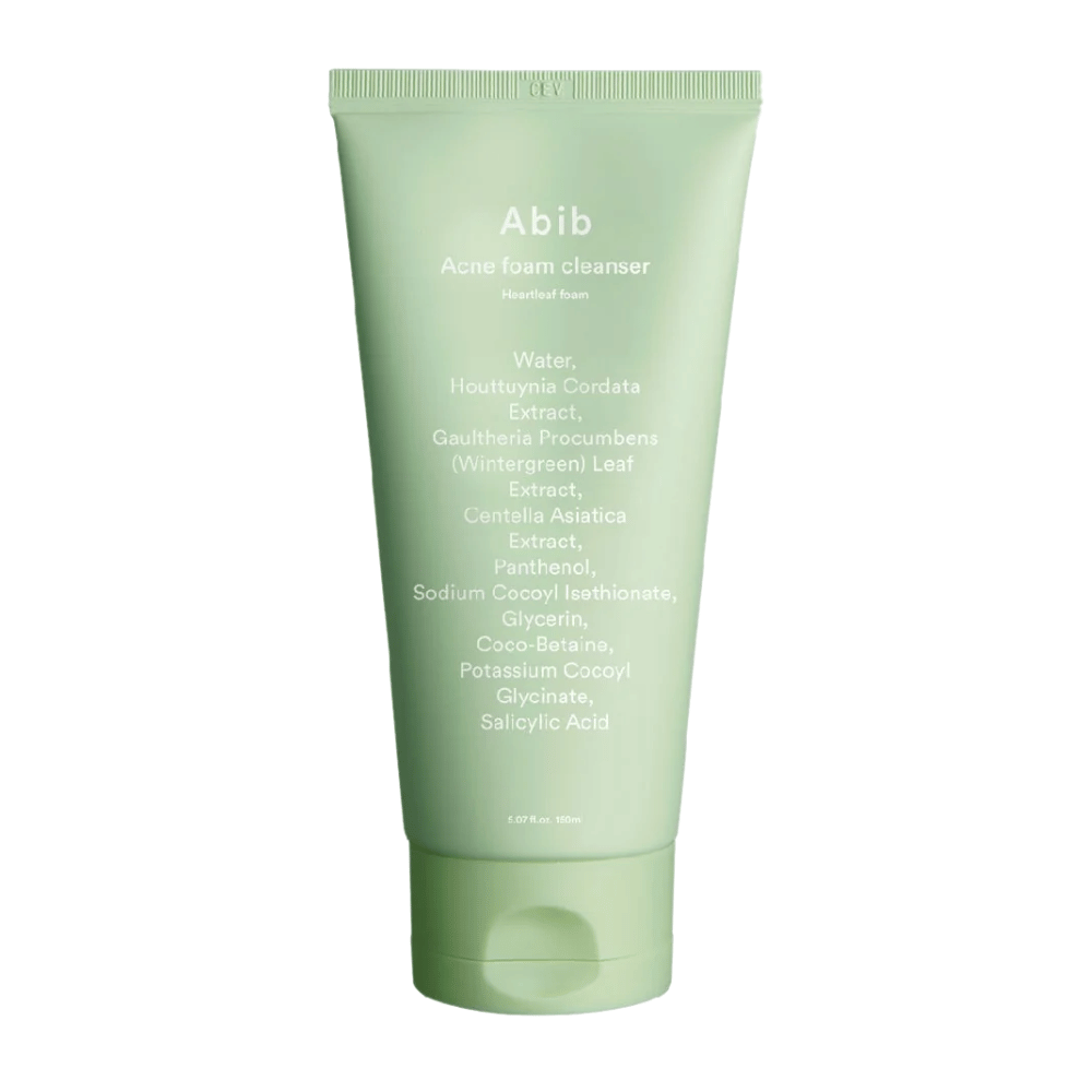 Tubo verde con Abib Acne Foam Cleanser Heartleaf Foam, che mostra ingredienti come Houttuynia Cordata, Centella Asiatica e Acido Salicilico stampati sul davanti. Il prodotto è in posizione verticale su sfondo bianco.