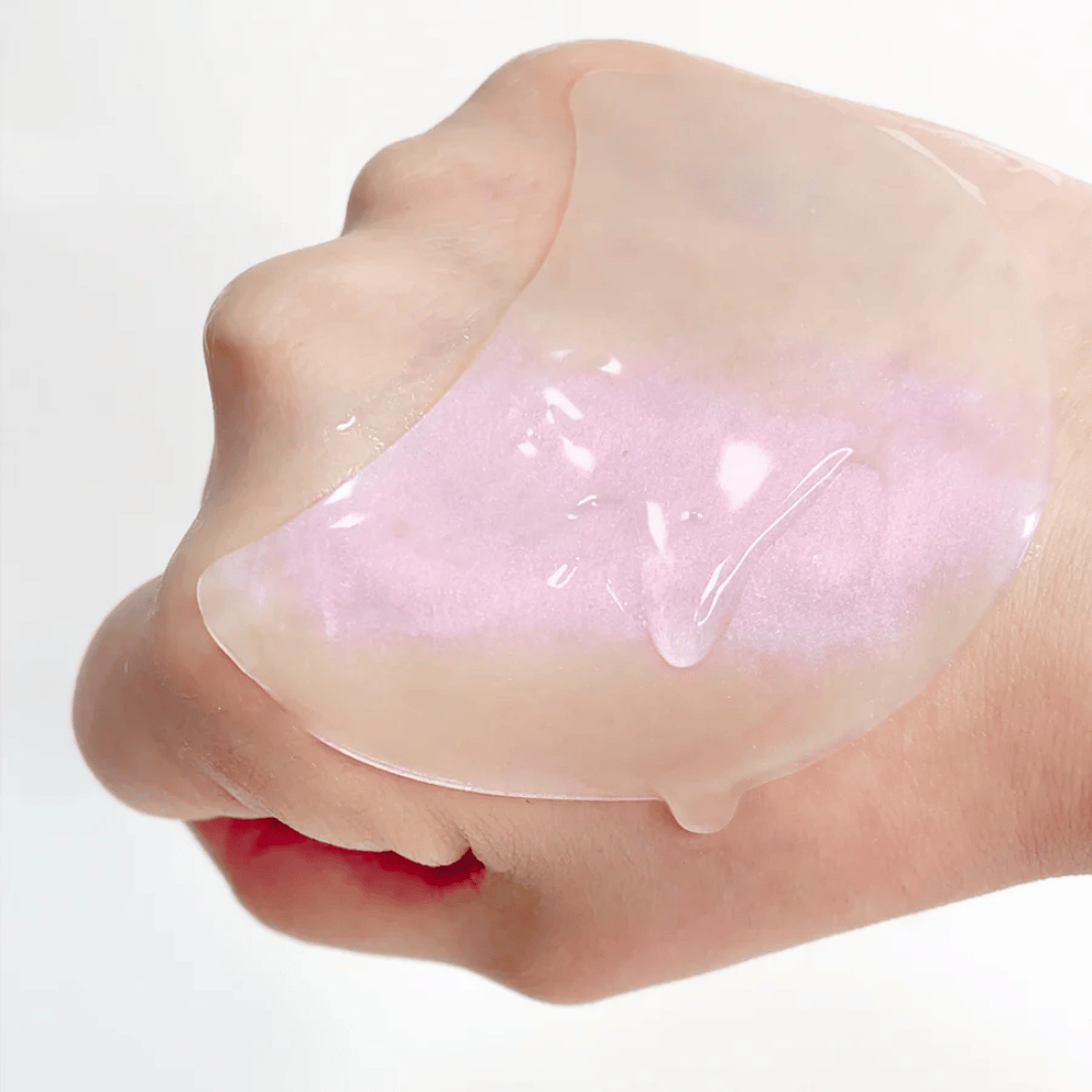 Idrogel rosa patch occhi con retinolo mostrato su una mano, formula idratante e illuminante.