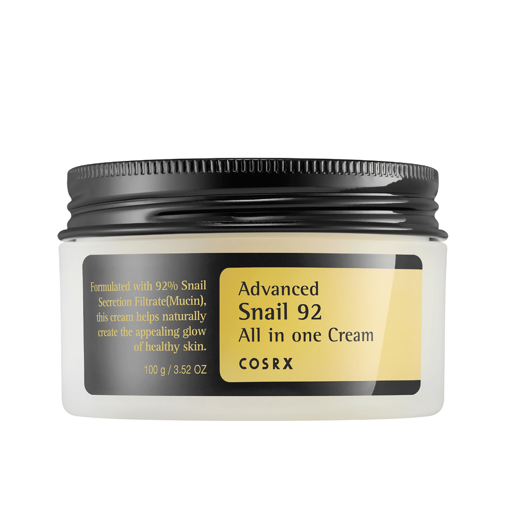 Anteprima di un barattolo chiuso COSRX Advanced Snail 92 All in one Cream con coperchio nero ed etichetta gialla su sfondo bianco.