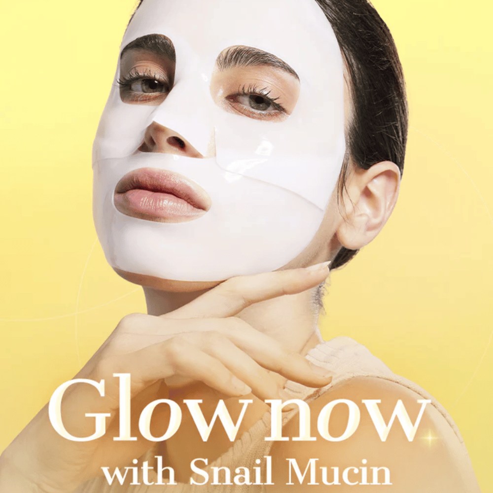 Donna con COSRX Advanced Snail Mucin Hydrogel Mask – dona luminosità, idratazione e pelle più soda con bava di lumaca e collagene.