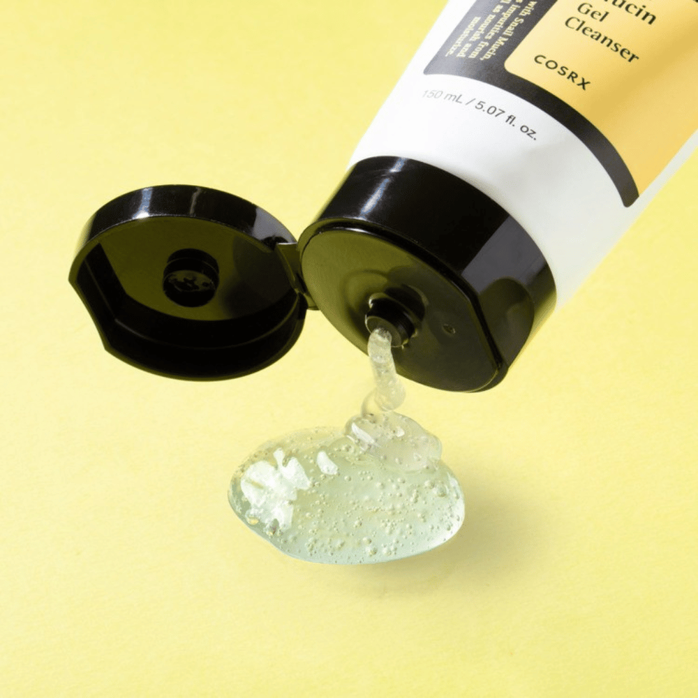Primo piano su COSRX Advanced Snail Mucin Gel Cleanser con texture gel trasparente – detergente idratante K-beauty per pelle secca, sensibile e mista.