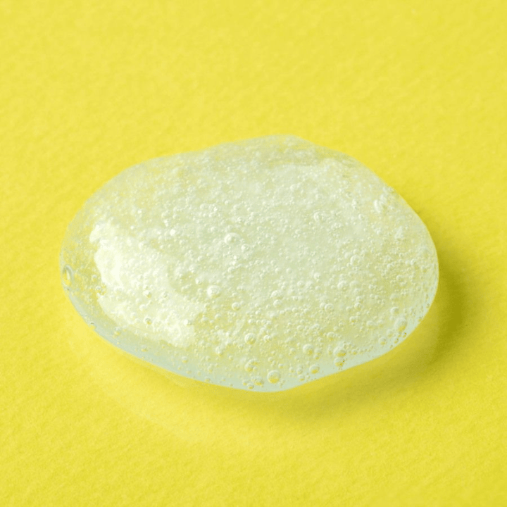 Texture gel trasparente da COSRX Advanced Snail Mucin Gel Cleanser su sfondo giallo – detergente viso idratante con secrezione di lumaca per pelle morbida ed equilibrata.