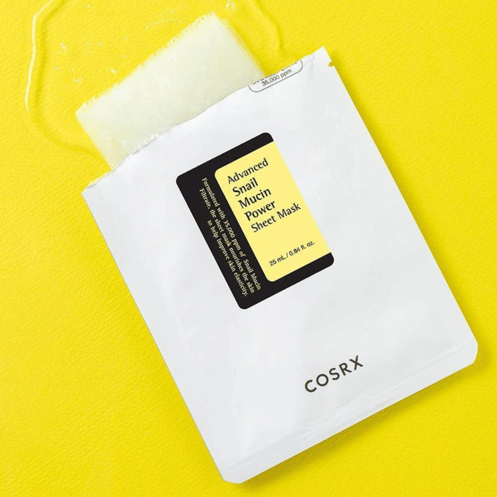 COSRX Advanced Snail Mucin Power Sheet Mask su sfondo giallo, una maschera viso idratante e riparatrice con bava di lumaca per aumentare l'elasticità e la luminosità.