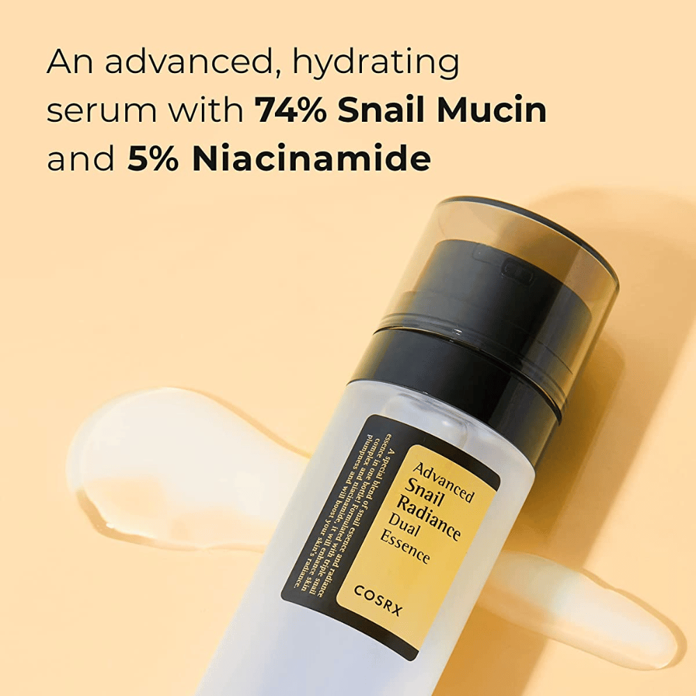 Bottiglia COSRX Advanced Snail Radiance Dual Essence, 80 ml, con pompa nera ed etichetta, presentata su sfondo chiaro con testo che evidenzia il 74% Bava di lumaca e il 5% di Niacinamide.