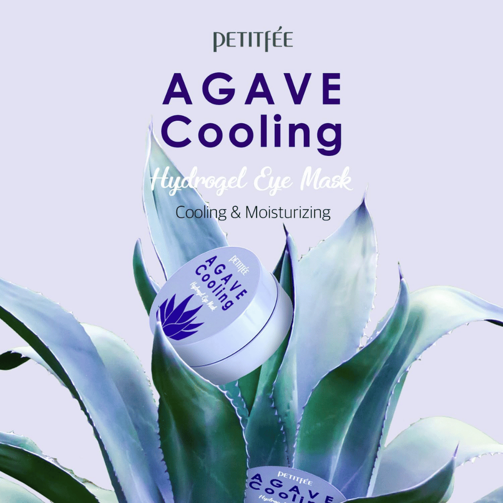 Immagine del prodotto di PETITFEE Agave Cooling Hydrogel Eye Mask posizionato tra grandi foglie di agave. L’immagine mette in risalto le proprietà rinfrescanti e idratanti con un fresco tema ispirato alle piante.