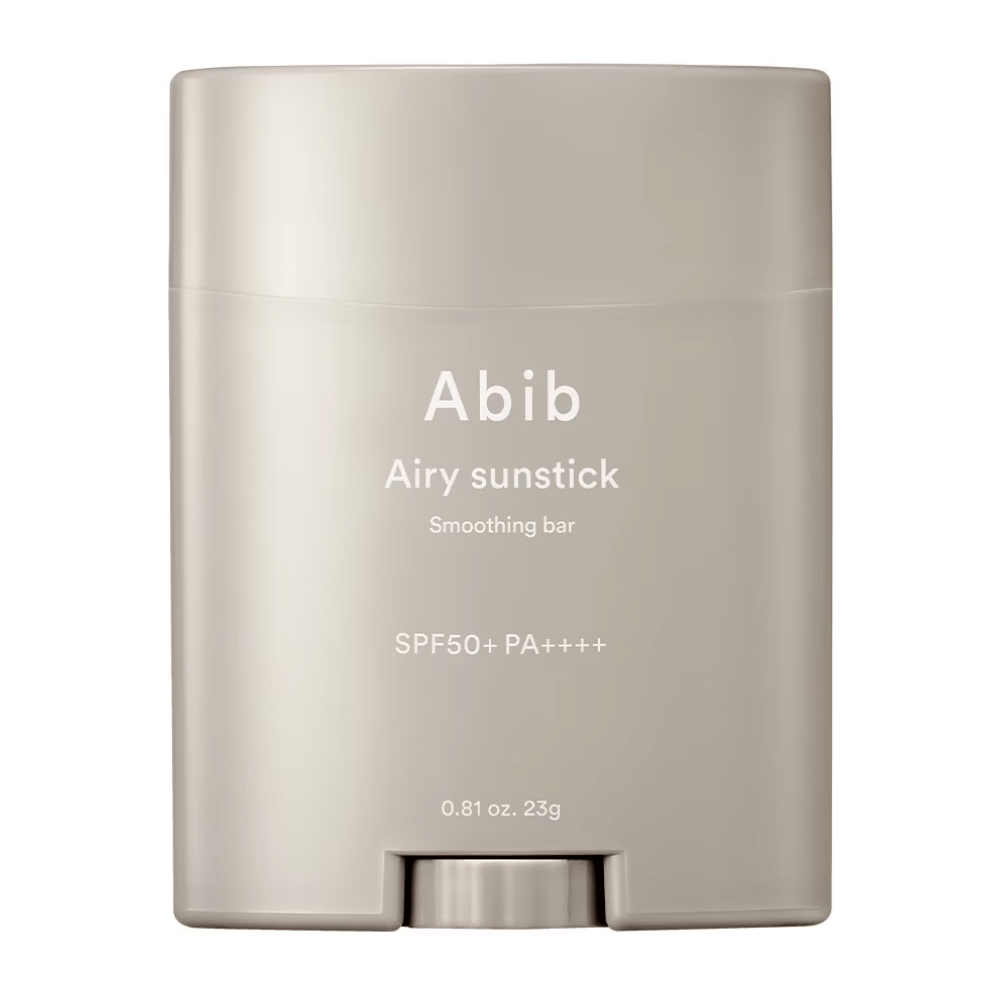 L'immagine mostra un bastoncino solare beige di Abib con il testo "Airy Sunstick Smoothing Bar" e fattore di protezione solare SPF50+ PA++++, perfetto per la protezione quotidiana dai raggi UV.