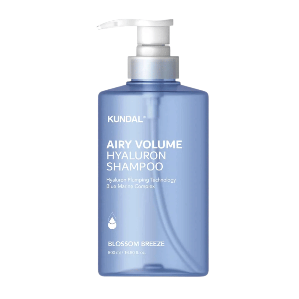 KUNDAL Airy Volume Hyaluron Shampoo Blossom Breeze in flacone pompa blu, shampoo volumizzante con acido ialuronico e Blue Marine Complex.