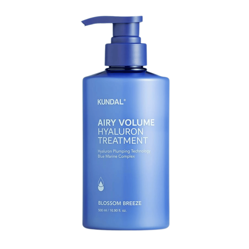 KUNDAL Airy Volume Hyaluron Treatment in bottiglia a pompa blu, 500 ml, con il testo Blossom Breeze sull'etichetta.