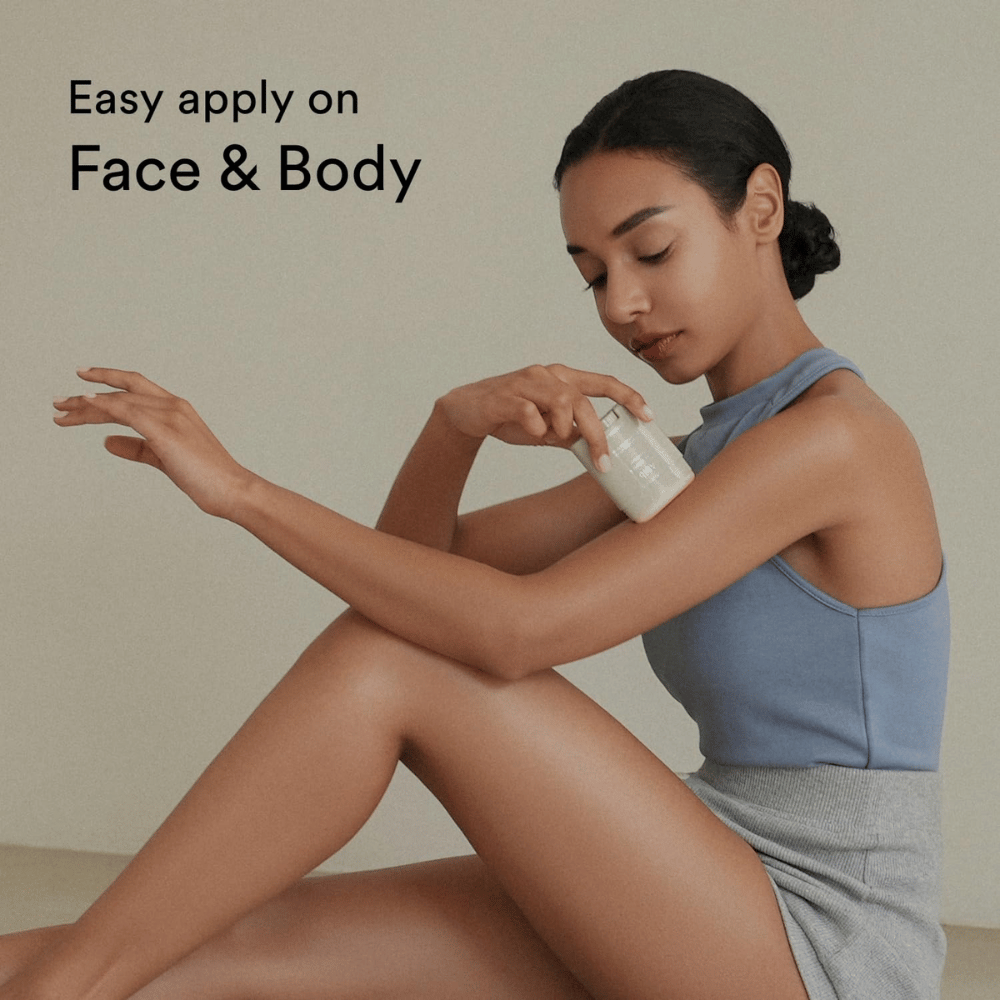 L'immagine mostra una donna che applica un bastoncino solare sul braccio. Il testo "Easy apply on Face & Body" sottolinea che il prodotto è facile da usare sia sul viso che sul corpo.