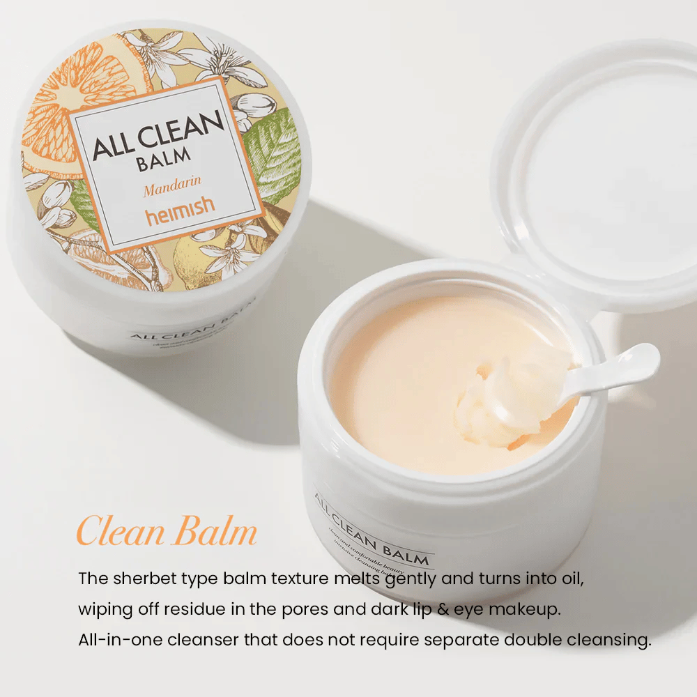 Barattolo aperto di Heimish All Clean Balm Mandarin con un cucchiaio che mescola il balsamo detergente cremoso, con un'etichetta colorata e il testo 'Clean Balm' in primo piano.