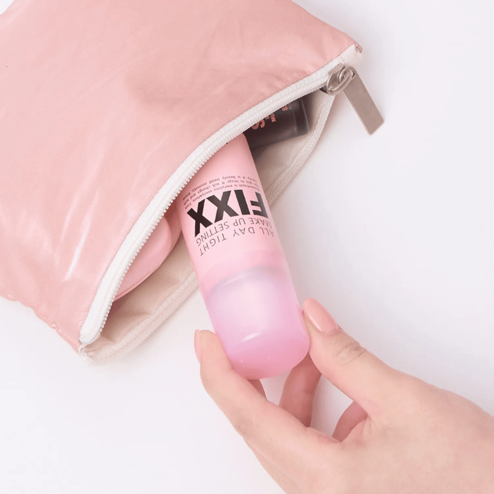 4. So Natural All Day Tight Make Up Setting Fixx – spray fissante compatto rosa per il trucco che entra nella trousse