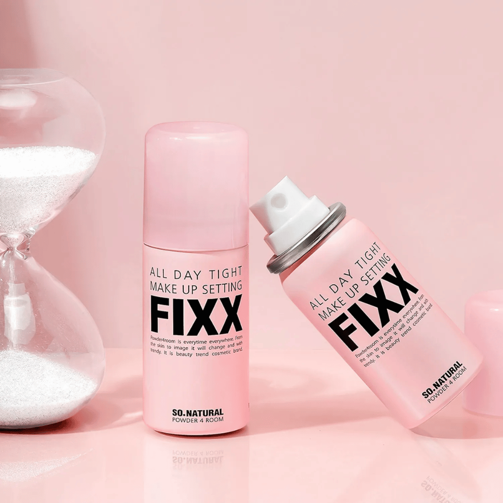 3. So Natural All Day Tight Make Up Setting Fixx – due spray fissanti rosa con nebulizzatore e clessidra