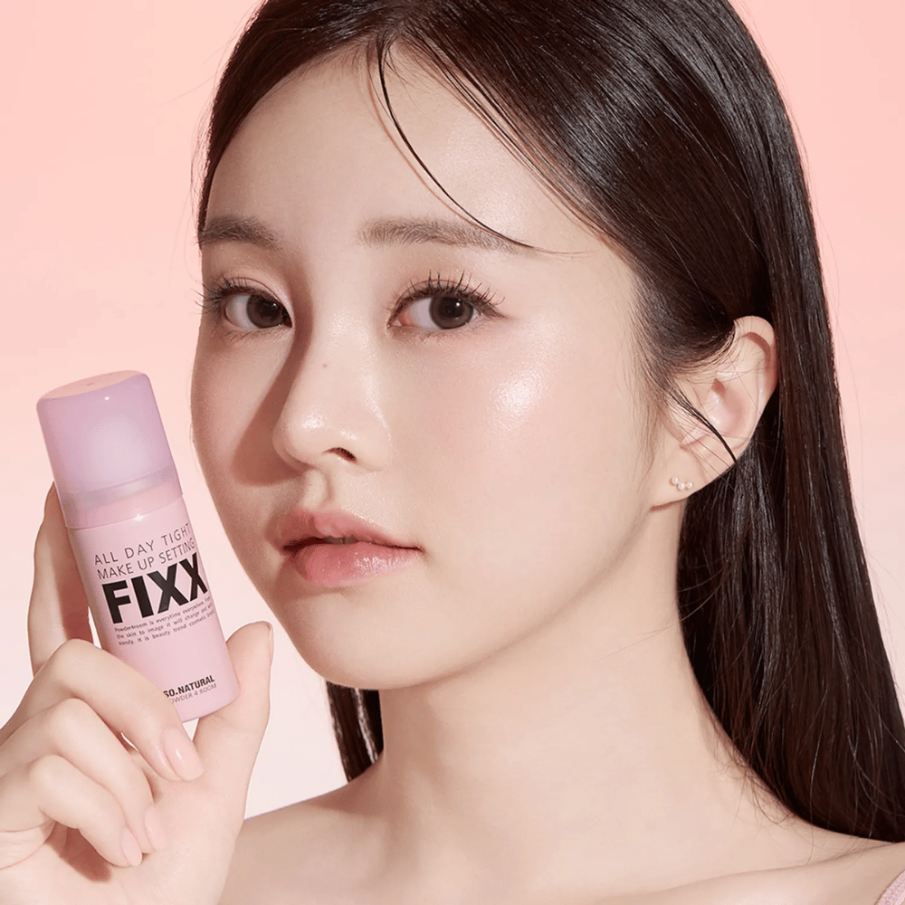 2. So Natural All Day Tight Make Up Setting Fixx – modella con spray fissante rosa per un trucco a lunga tenuta