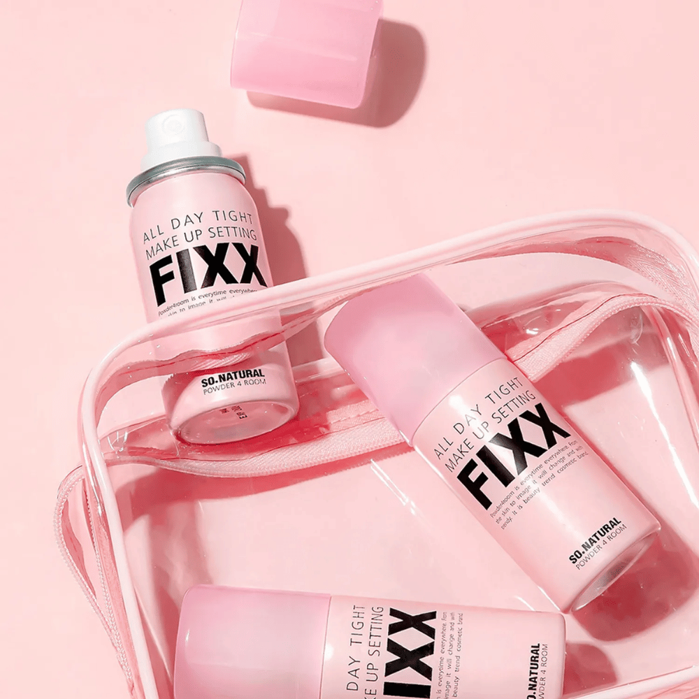 1. So Natural All Day Tight Make Up Setting Fixx – spray fissante rosa per il trucco in una trousse