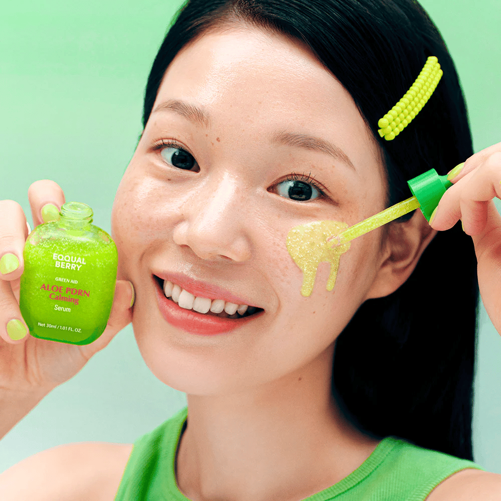 Modello applica EQQUALBERRY Aloe PDRN Calming Serum con pipetta – siero in gel leggero che lenisce il rossore e dona una luminosità naturale.