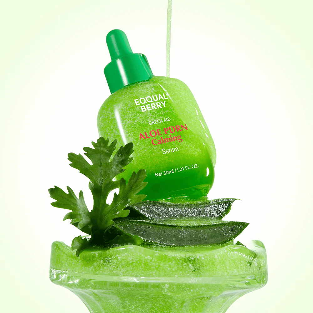 EQQUALBERRY Aloe PDRN Calming Serum posizionato su aloe – siero idratante e lenitivo con PDRN per pelle irritata e secca.