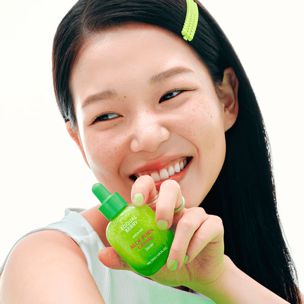 Modello tiene EQQUALBERRY Aloe PDRN Calming Serum – siero lenitivo per pelle sensibile con aloe vera e PDRN che rinforza la barriera cutanea.