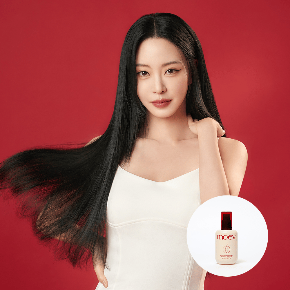 Donna con capelli lunghi e lucenti mostra il risultato di MOEV Annurcatin Hair Oil Essence – olio per capelli coreano che idrata e combatte il crespo per capelli setosi.